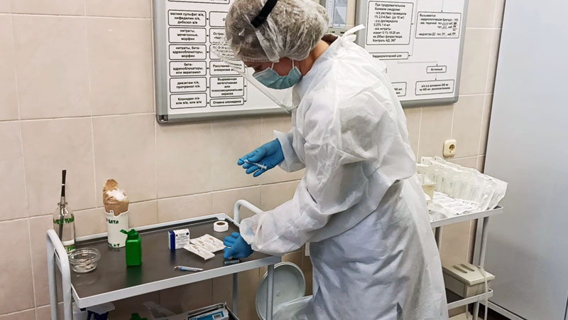 Медицинская сестра набирает в шприц российскую вакцину от коронавируса "Sputnik V"