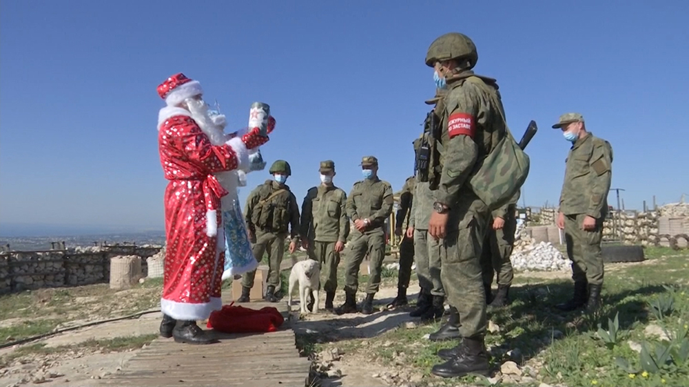 Военные Дед Мороз и Снегурочка вручают подарки российским военным в Сирии