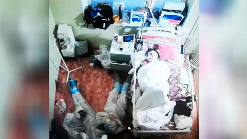 Фото заснувших у постели больного COVID-19 врачей