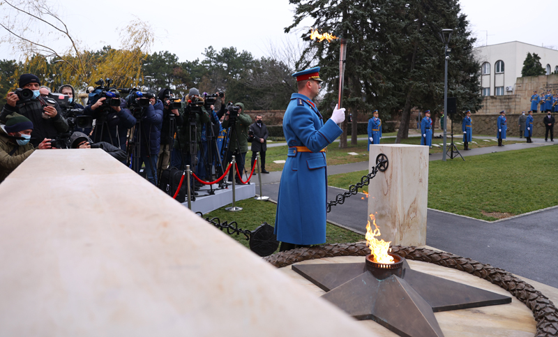 Церемония зажжения Вечного огня в Парке освободителей Белграда