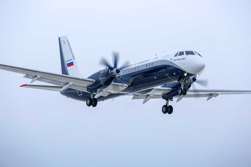 Полет нового российского пассажирского самолета Ил-114-300 в подмосковном Жуковском