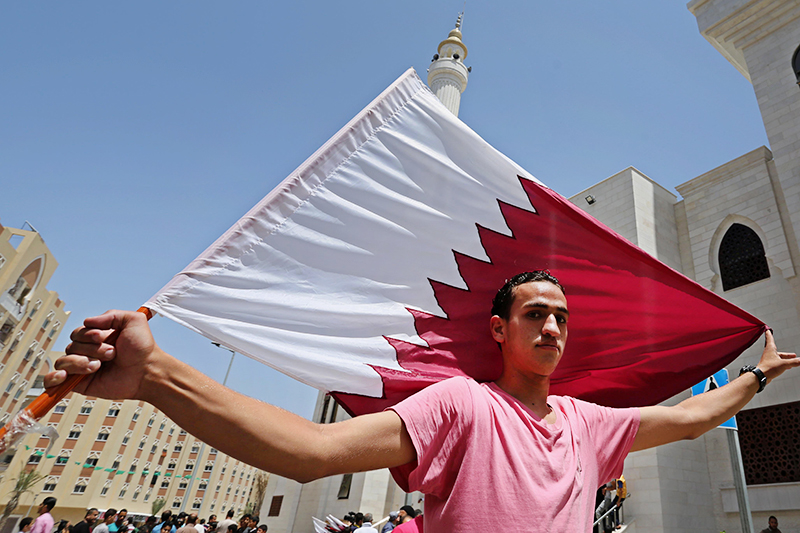 Мужчина с флагом Катара