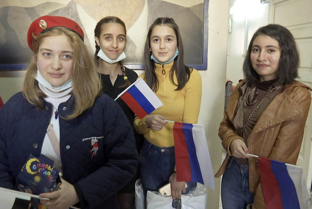 Российские военные поздравили сирийских школьников с Новым годом
