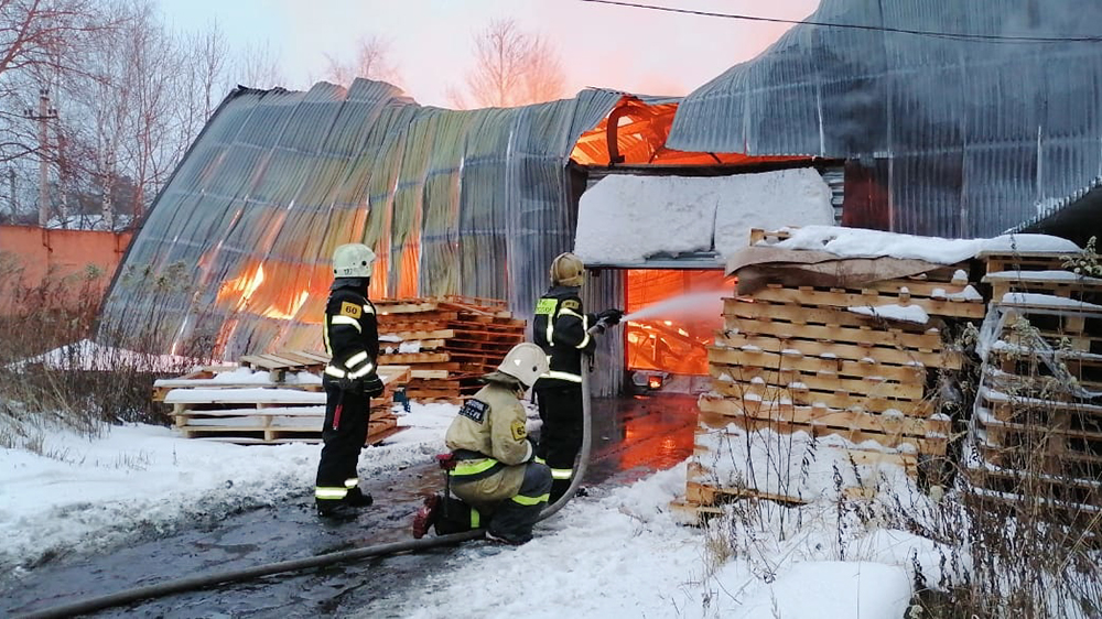 Пожарные на месте возгорания склада
