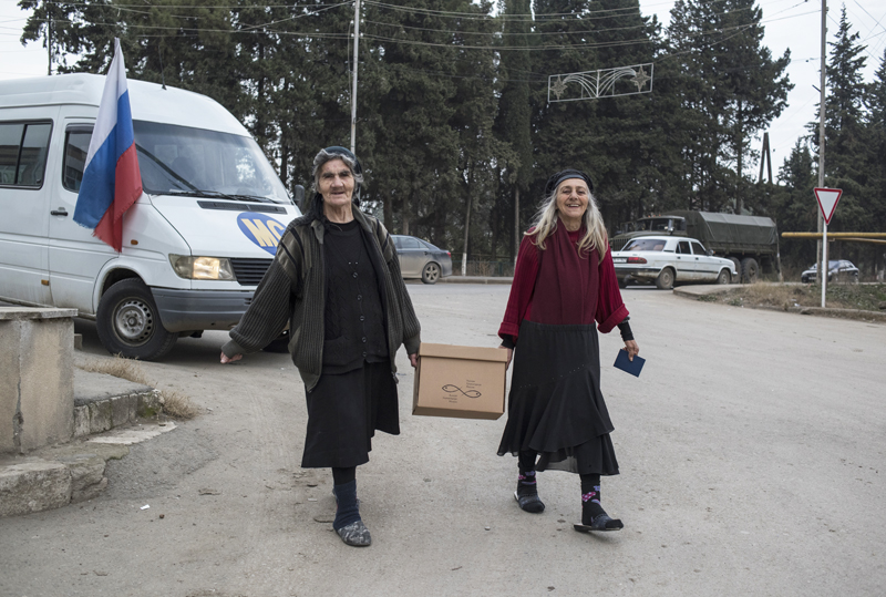 Раздача гуманитарной помощи российскими миротворцами в Нагорном Карабахе