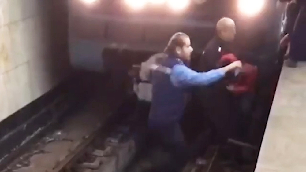Парень столкнул девушку под поезд. Человек упал на рельсы в метро. В Москве упал человек на рельсы метро.