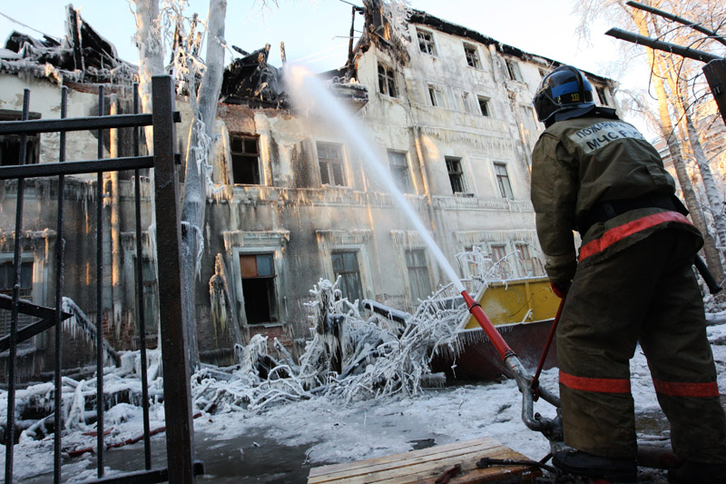 Устранение пожара в жилом доме 