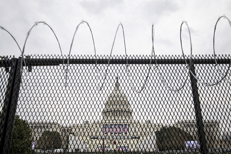 Здание Капитолия окружено забором