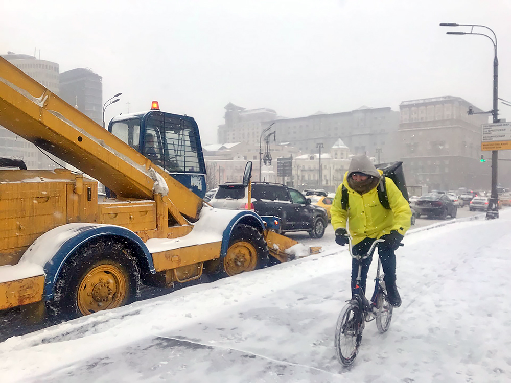 Уборка снега в Москве во время снегопада