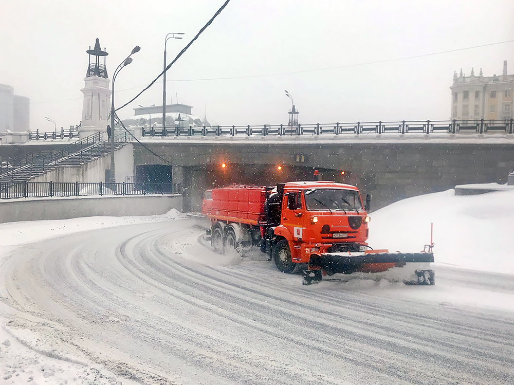 Уборка снега в Москве во время снегопада