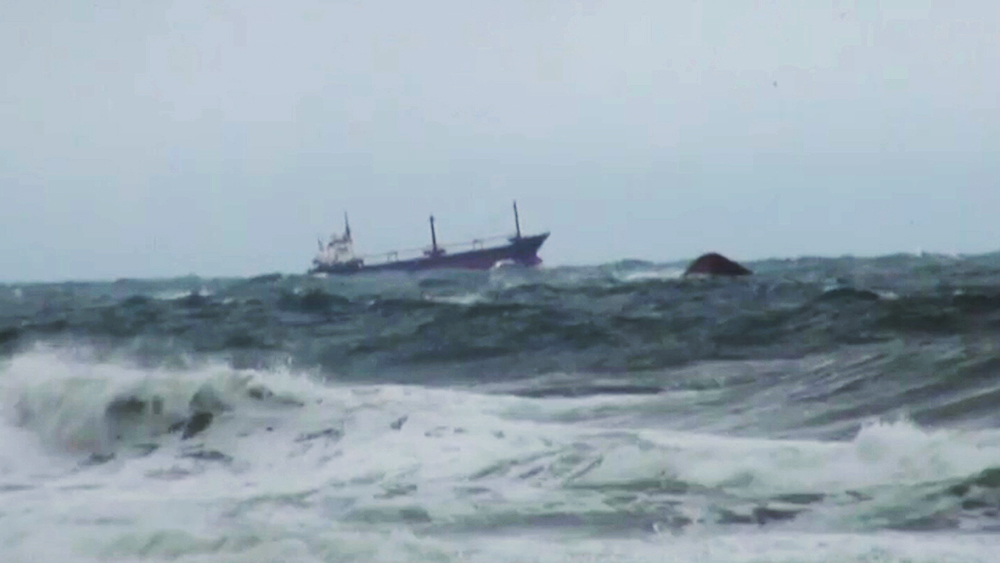 Несмотря на шторм. Шторм в Керченском проливе. Затонувшие корабли в Керченском проливе. Сухогруз в шторм. Сухогруз утонул.