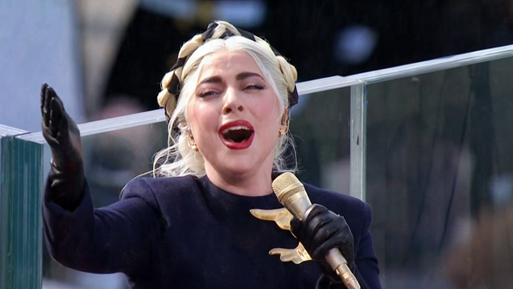Леди Гага исполняет гимн на церемония инаугурации Джо Байдена