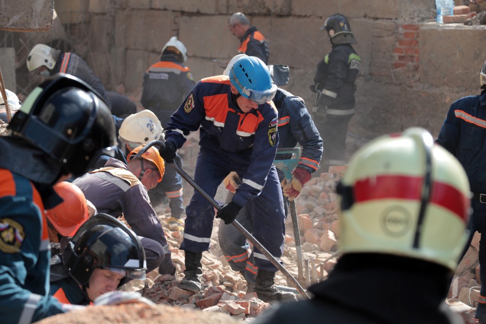 Спасение людей при чрезвычайных ситуациях. Спасательные работы из под завалов. Человек под обломками здания. Спасение людей из под завалов.