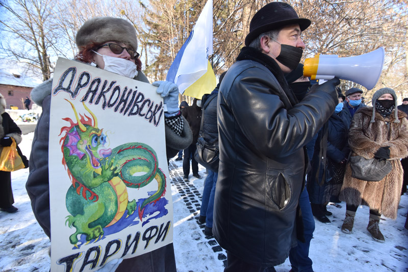 Участники акции против повышения цен на Украине 