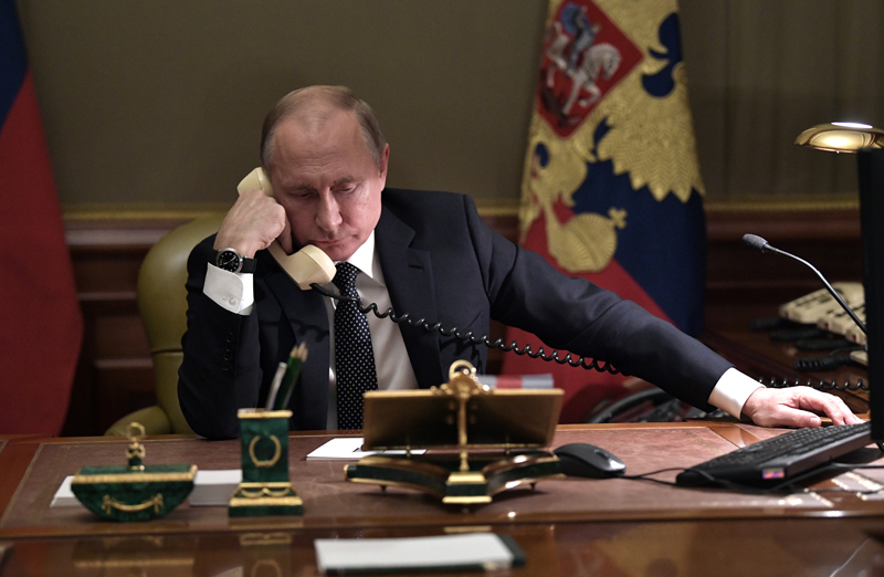 Владимир Путин во время телефонного разговора 