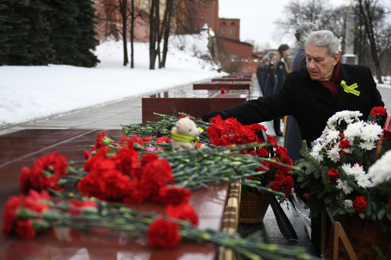 Церемония возложения венков и цветов к памятному знаку "Город-герой Ленинград"