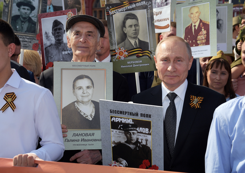Владимир Путин и Василий Лановой на акции "Бессмертный полк"