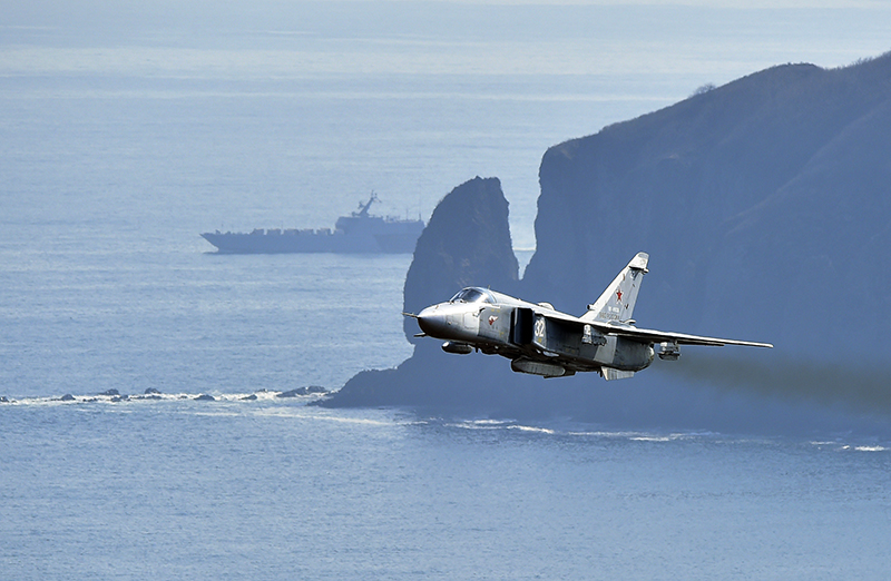Истребитель Су-24 ВКС России над морем