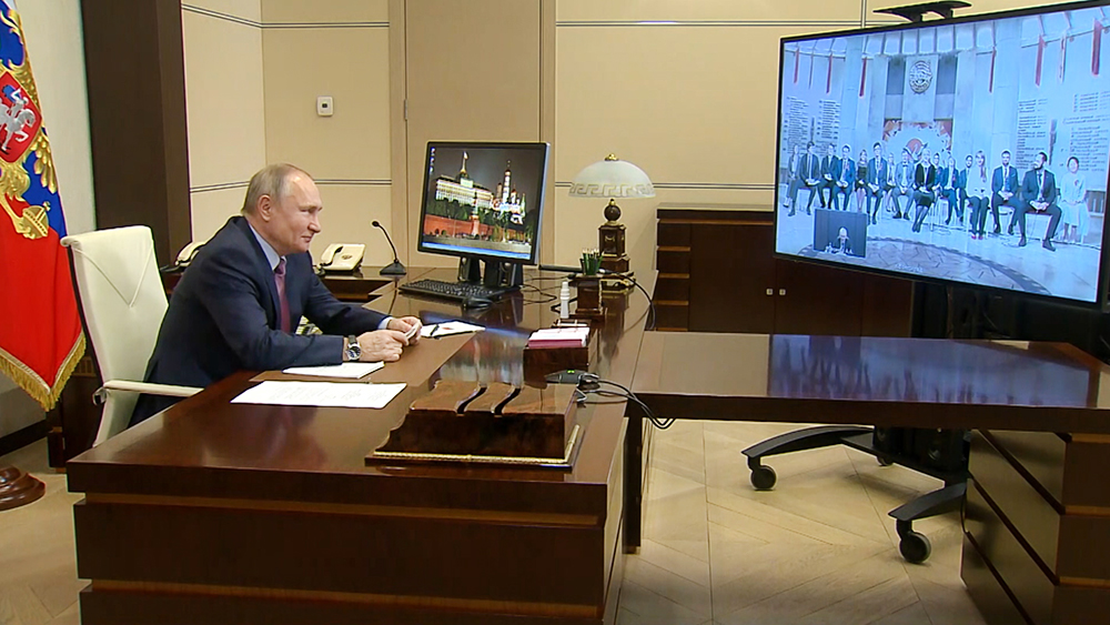 Владимир Путин общается с с лауреатами конкурса "Учитель года России"