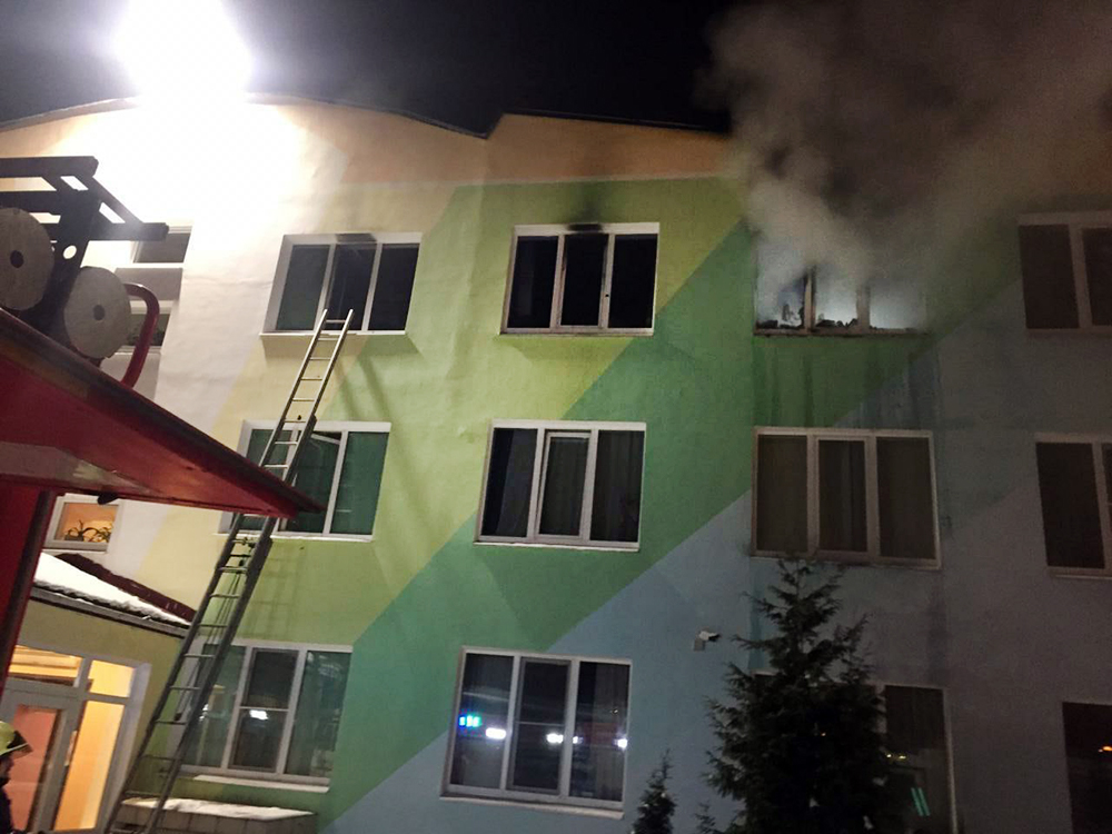 Пожарные на месте возгорания в детском доме