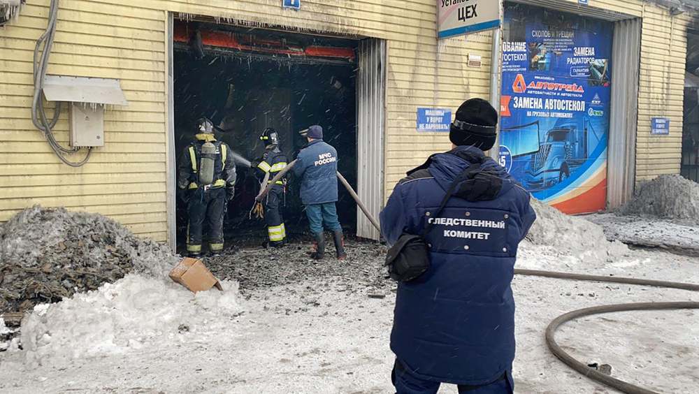 Следователи на месте пожара на складе в Красноярске