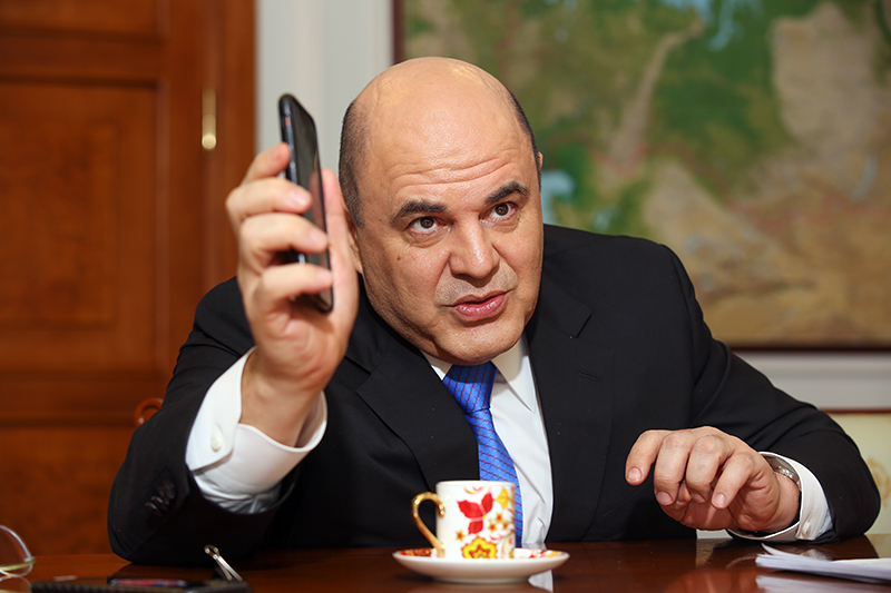 Михаил Мишустин со смартфоном