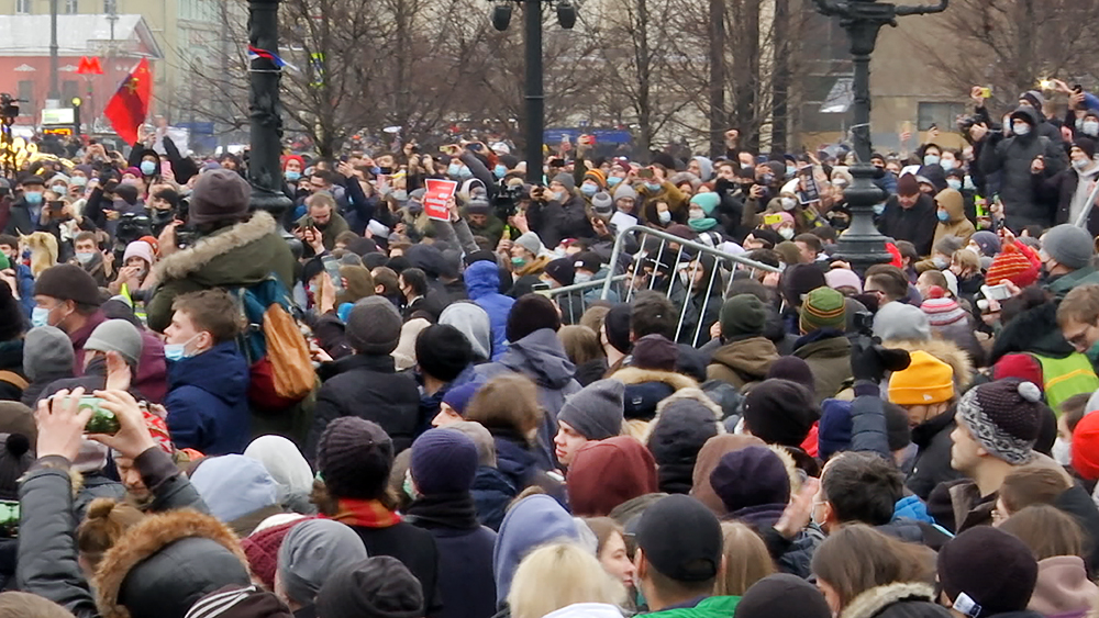 Участники несанкционированной акции в Москве