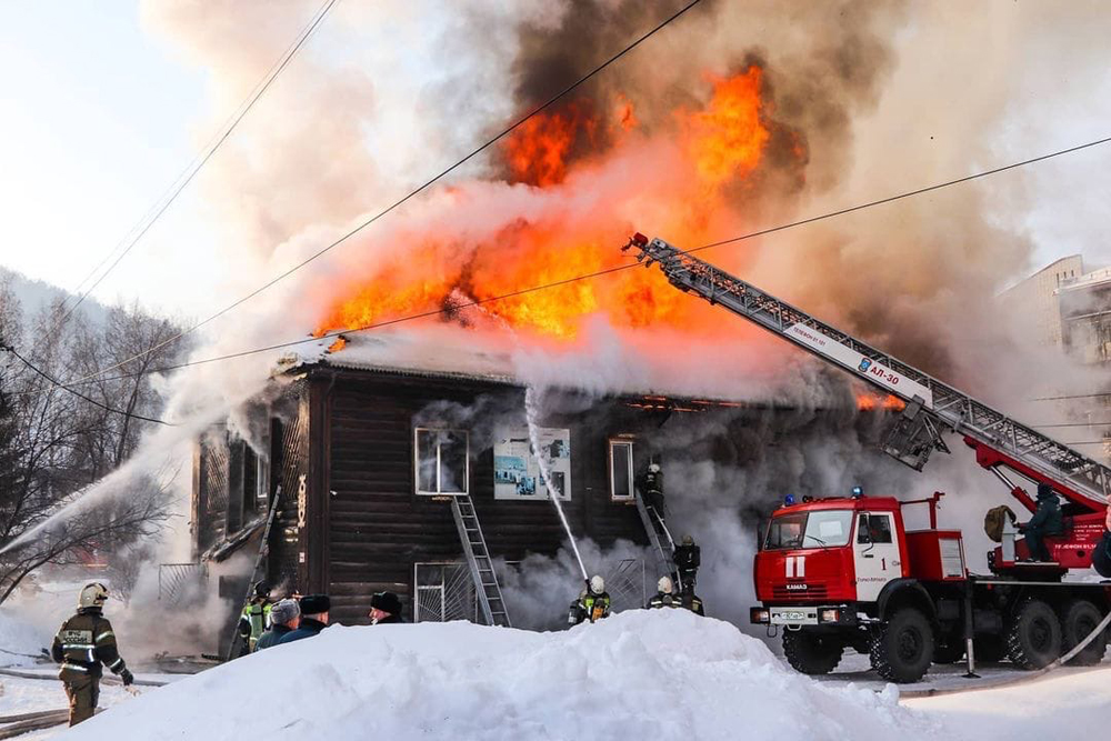 В Горно-Алтайске произошел пожар в здании вечерней школы