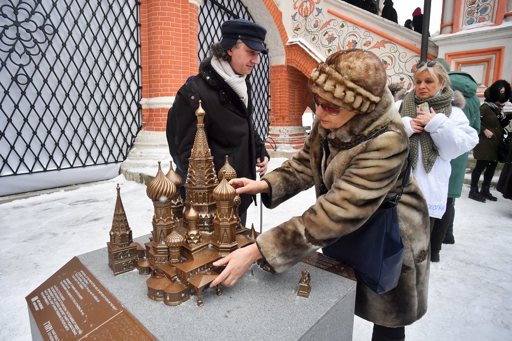 Демонстрация специальных тактильных моделей Покровского собора для слабовидящих