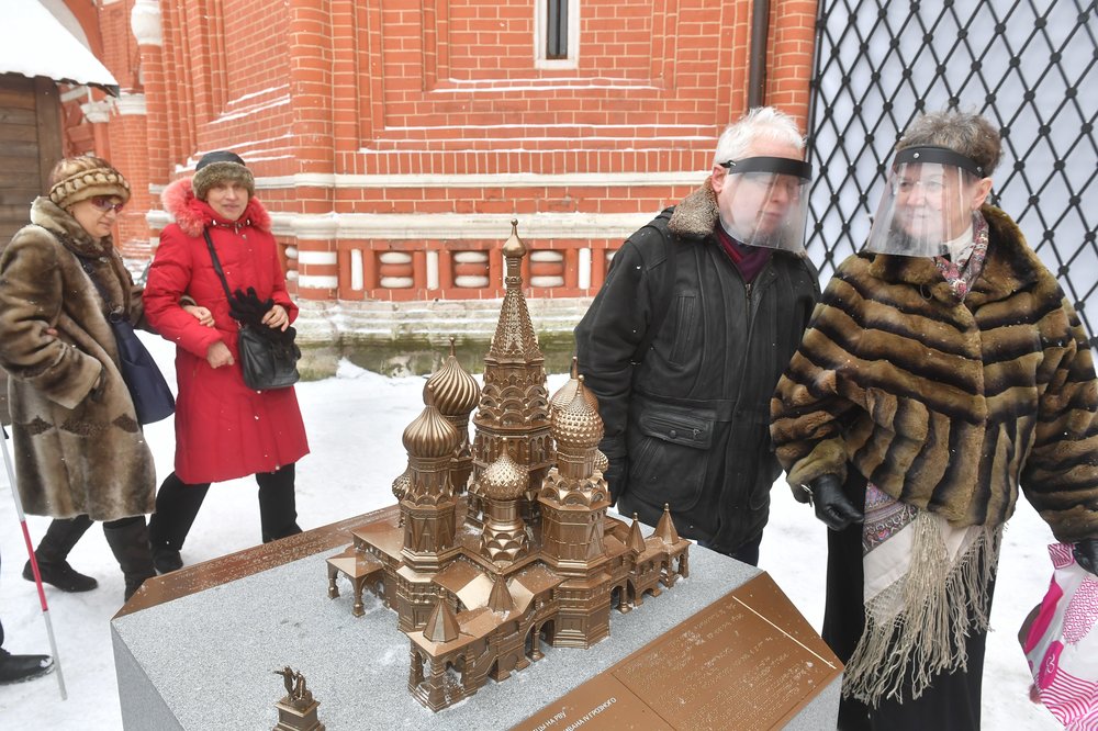 Демонстрация специальных тактильных моделей Покровского собора для слабовидящих