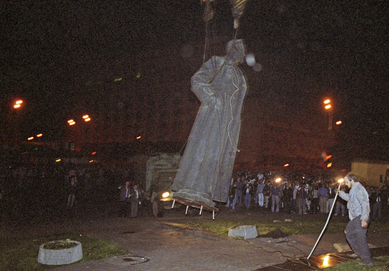 Демонтаж памятника Ф.Э.Дзержинскому на одноименной площади в Москве. Утро 23 августа 1991 года.