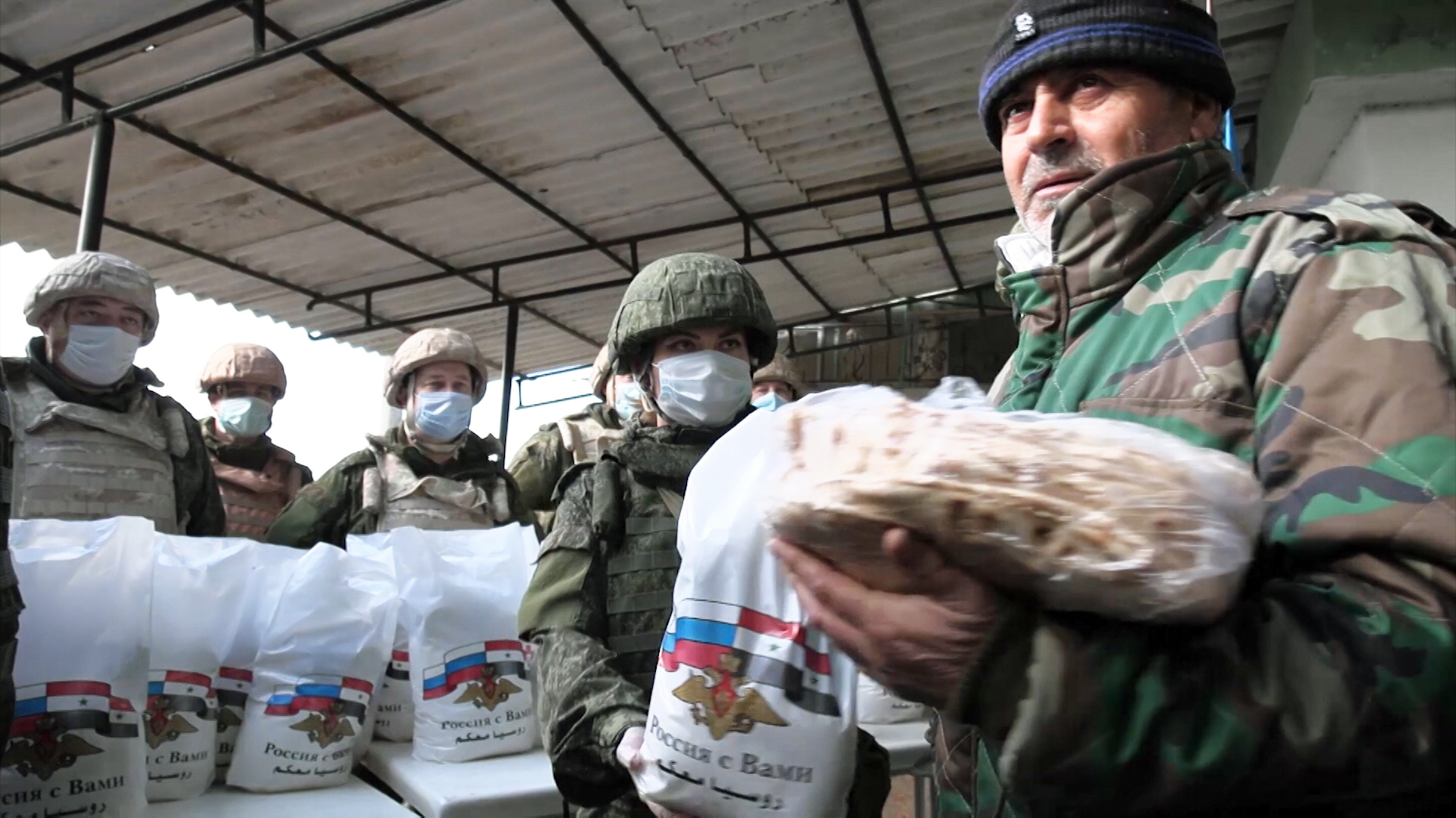 Гуманитарная помощь военным. Российские военные раздают гуманитарную помощь. Сирийская гуманитарка еда. Вс России в Сирии гуманитарная помощь. Гуманитарная помощь в Сирии.