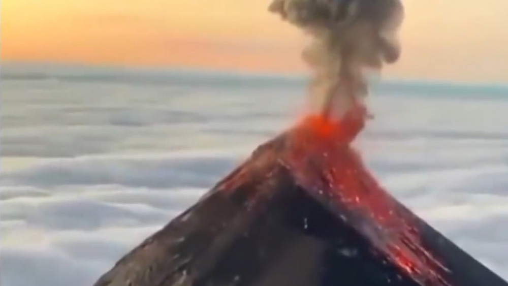 Извержение вулкана в Исландии: лава уничтожает первые дома (ВИДЕО)