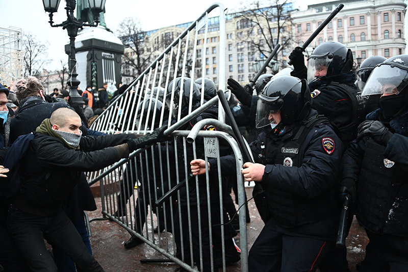 Полиция и участники несогласованной акции