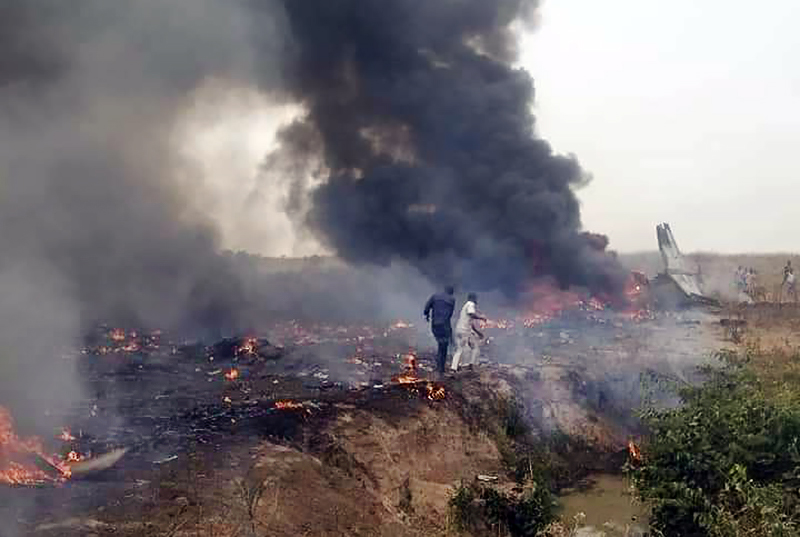 Последствия падения самолета в Нигерии