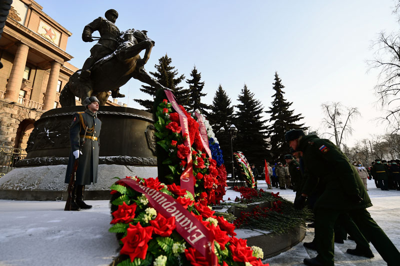 Военнослужащие во время возложения цветов к памятнику маршала Георгия Жукова в Екатеринбурге