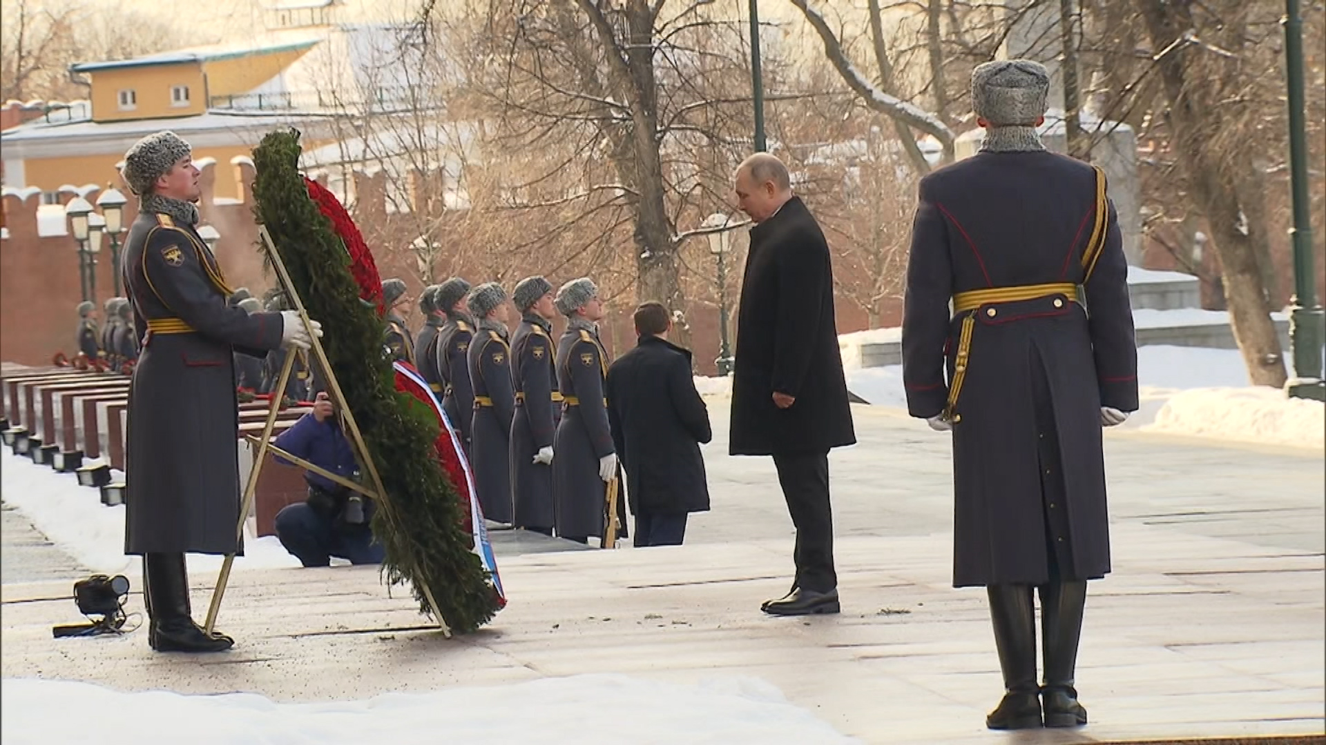 Владимир Путин возложил цветы к могиле Неизвестного солдата в Александровском саду