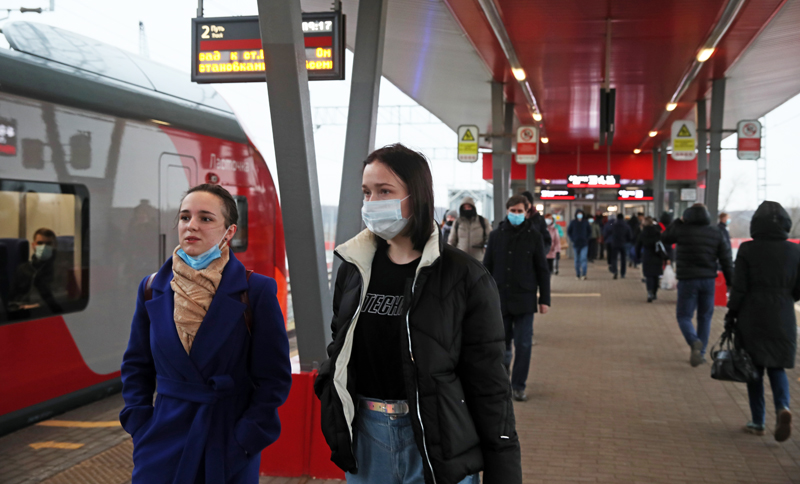 Пассажиры на платформе станции Московского центрального кольца (МЦК)