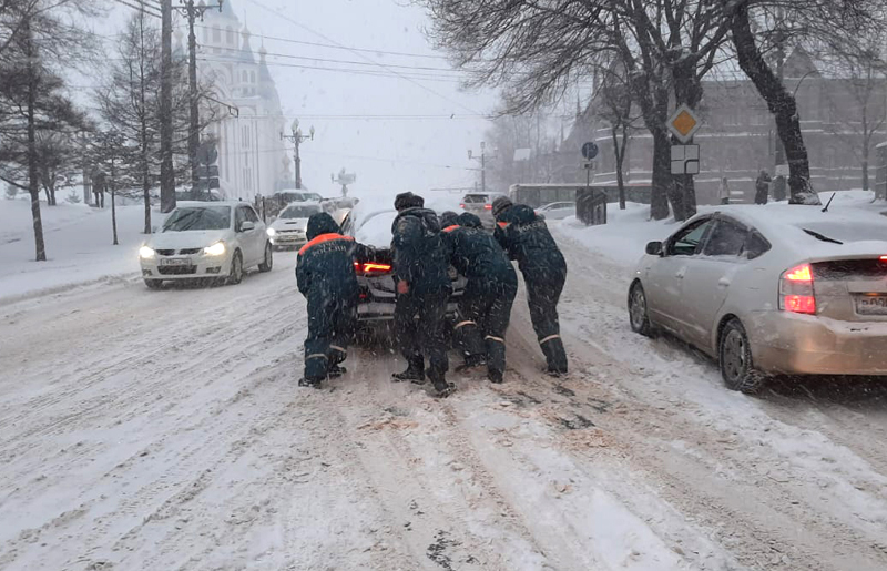 Спасатели МЧС во время оказания помощи автомобилистами во время снегопада