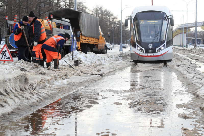 Уборка снега возле трамвайной остановки