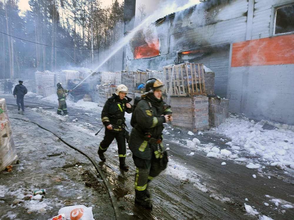 Пожар база. Пожар ангар. Пожар в здании. Ликвидация открытого горения это. Сгорел в ангаре.