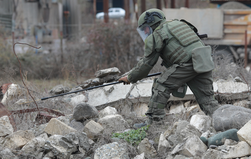 Разминирование местности в Нагорном Карабахе российскими саперами