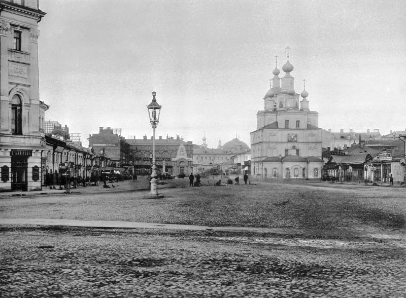 Вид на Охотный ряд и Церковь Параскевы Пятницы (храм утрачен). 1888 год