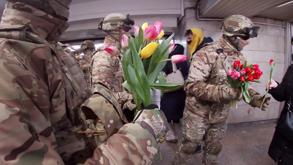 Военнослужащие поздравляют женщин с 8 Марта