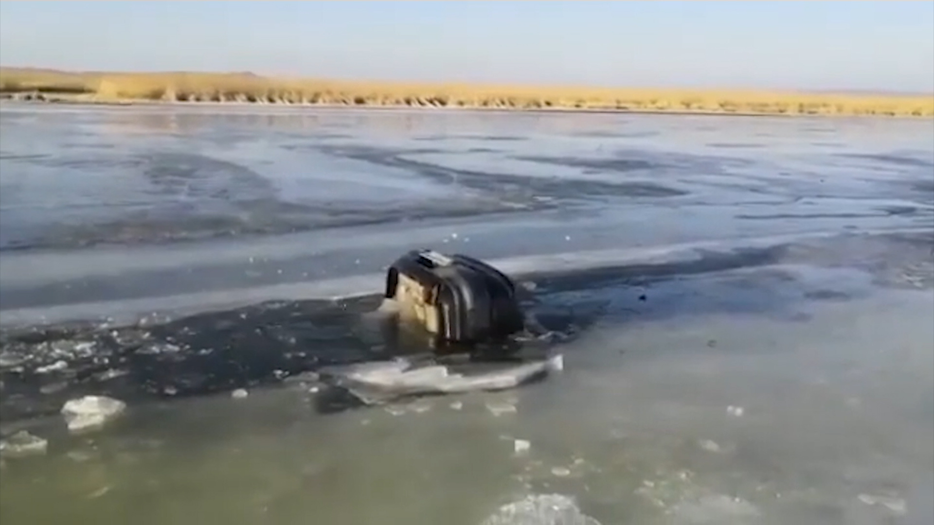 В Приморье машина провалилась под лёд