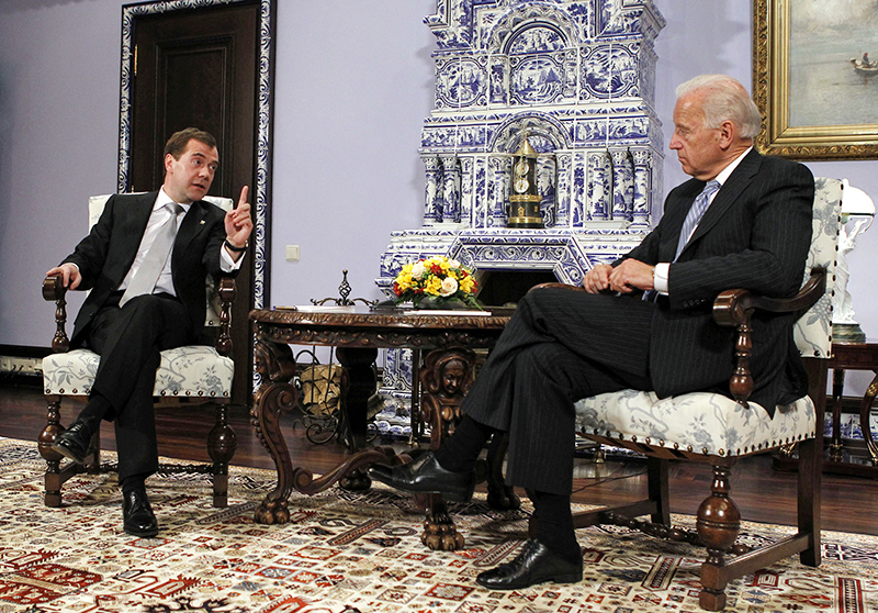 Переговоры с байденом. Байден Медведев 2011. Медведев в Джо Байдена.
