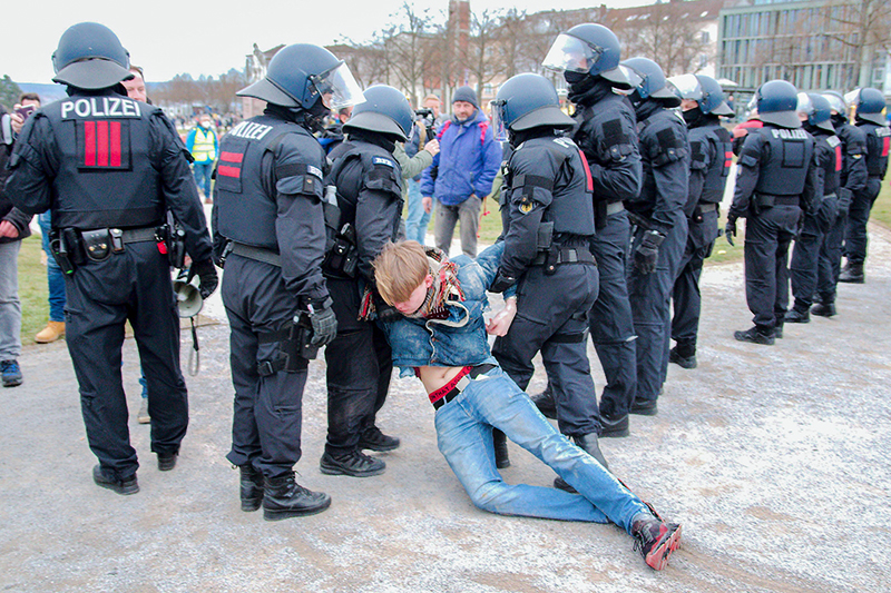 Полиция Германии на митинге