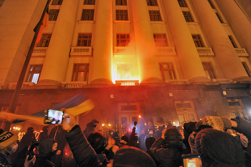 Украинские радикалы у здания администрации президента