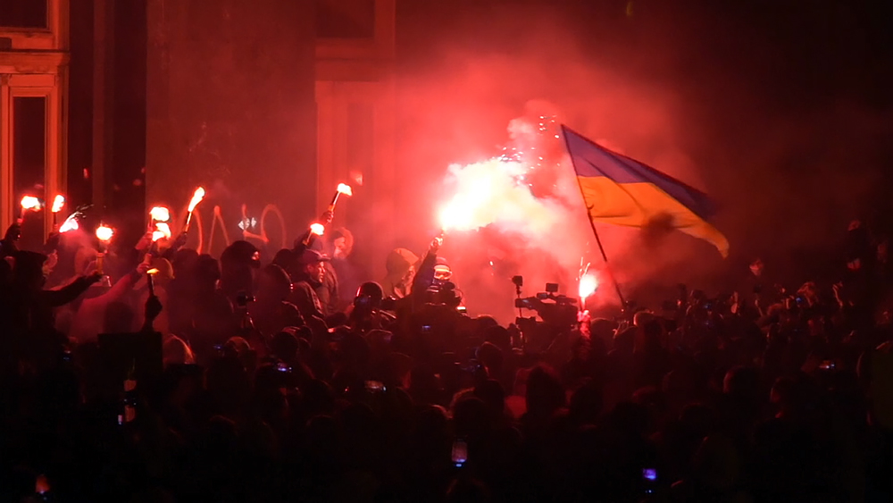 Украинские радикалы у здания администрации президента