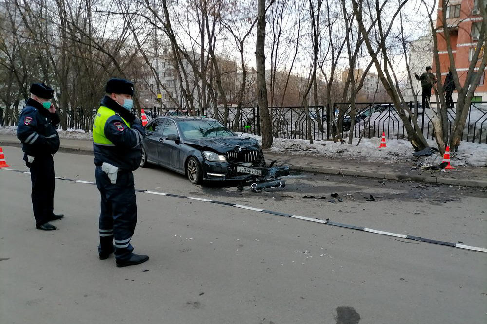 Последствия ДТП с участием автомобиля Mercedes, сбившего двух пешеходов